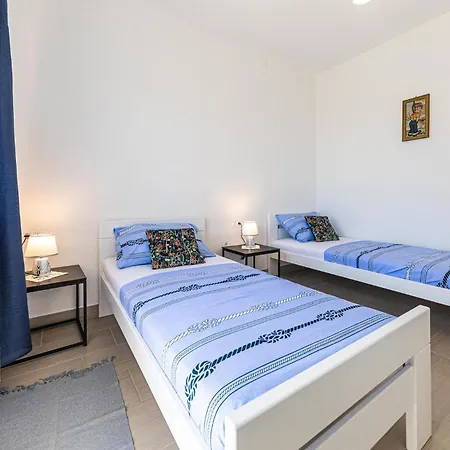 4 Bedroom In Kastel Novi Ferienhaus