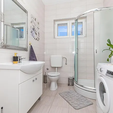 Ferienhaus 4 Bedroom In Kastel Novi *