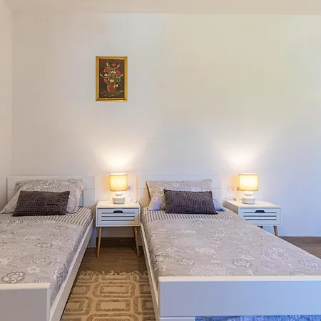 4 Bedroom In Kastel Novi Ferienhaus Kaštela