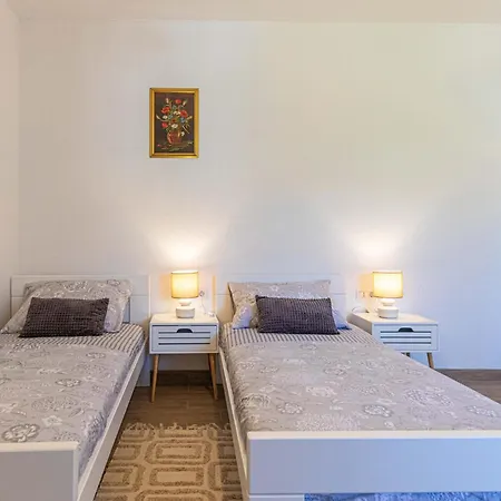 In Kastel Novi With Kitchen Prázdninový dům Kaštela