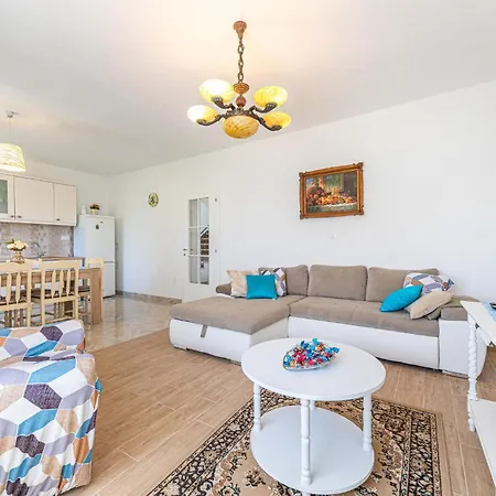 Ferienhaus 4 Bedroom In Kastel Novi *