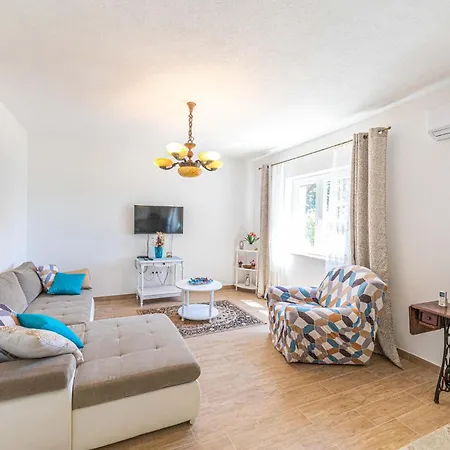 Prázdninový dům In Kastel Novi With Kitchen Kaštela