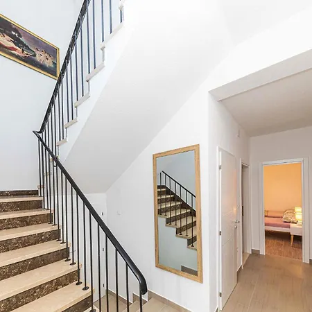 4 Bedroom In Kastel Novi * Kaštela
