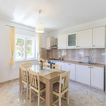 Prázdninový dům In Kastel Novi With Kitchen *